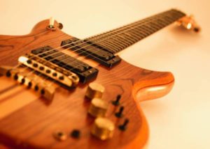 gitar elektrik kayu