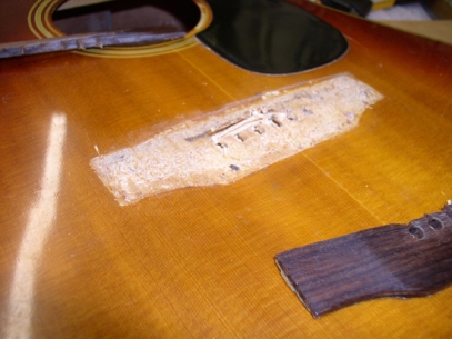 Memperbaiki Brigde Gitar Akustik Harus dengan Lem Kayu untuk Gitar yang Tepat