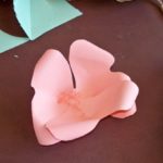 langkah-langkah membuat bunga kertas 2