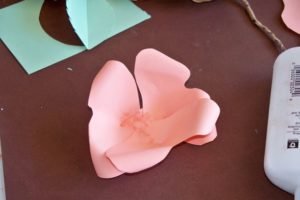 langkah-langkah membuat bunga kertas 2