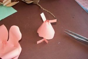 langkah-langkah membuat bunga kertas 5