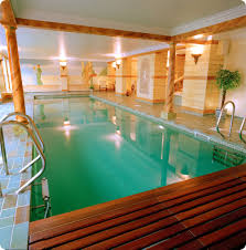 Menyejukkan Ruangan dengan Indoor Pool dan Lem kayu Tahan Air