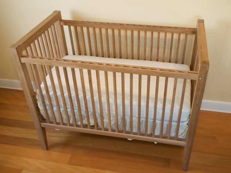 Supplier Lem Kayu Terbaik Crossbond X3 Untuk Konstruksi Tempat Tidur Bayi