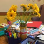 meja guru dan vas bunga