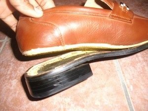 sepatu rusak