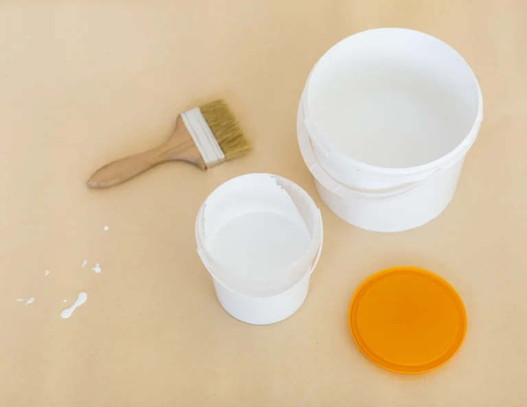 Lem kayu dalam ember