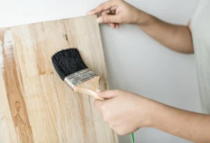 aplikasi lem pada kayu